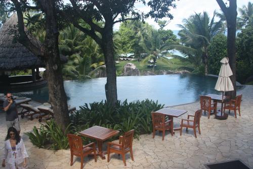 Voyage aux Seychelles hôtel Beach Villa vue sur la piscine à débordement pendant des vacances organisées par une agence voyage spécialisée routedesseychelles.com