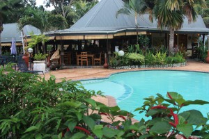 Séjour aux Seychelles sur l'île de Praslin piscine et bar de l'hôtel