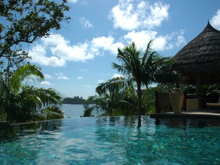 Séjour aux Seychelles sur l'île Praslin la piscine a débordement vue sur la baie, un voyage organisé par agence de voyages spécialisée routedesseyshelles.com
