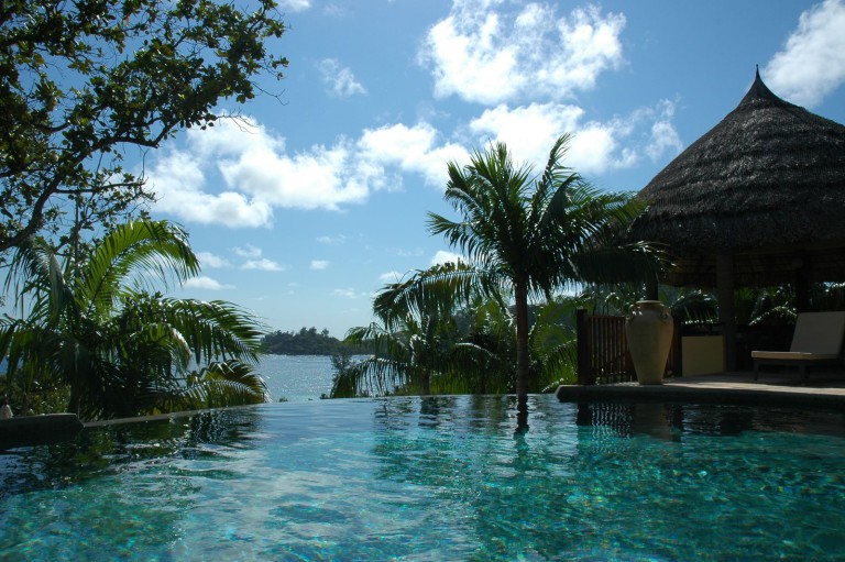 Séjour aux Seychelles sur l'île Praslin la piscine a débordement vue sur la baie, un voyage organisé par agence de voyages spécialisée routedesseyshelles.com