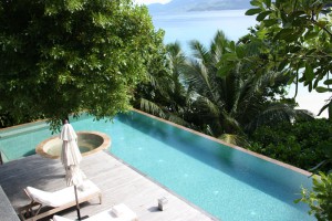 Vacances aux Seychelles sur l'île de Mahé hôtel avec piscine a débordement