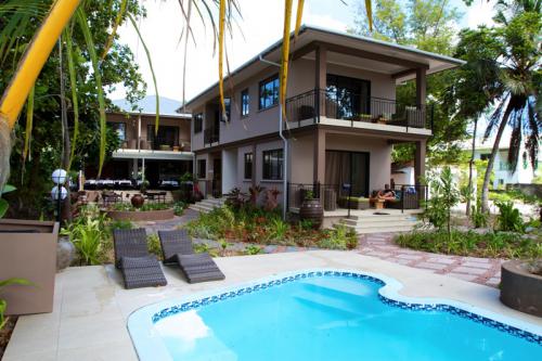 Séjour aux Seychelles hôtel Le Repaire vue de la piscine des vacances organisées par une agence voyage spécialisée routedesseychelles.com